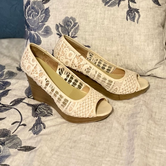 American Eagle Wedges Size 7.5 - Picture 2 of 5